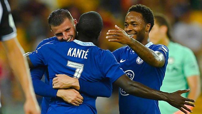 上海市政府向海港赠送冠军贺礼：木雕雄鹰和冠军奖杯刺绣