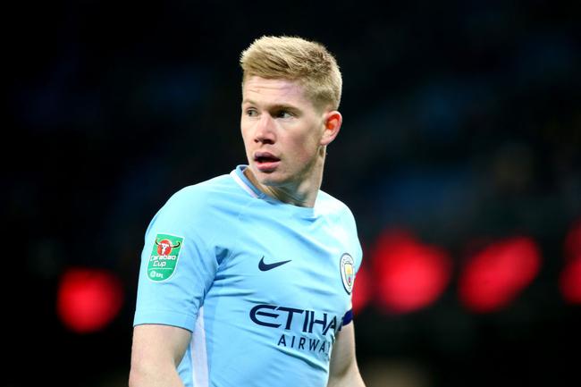 法兰克福球迷在诺坎普球场对巴萨支持者发动投掷袭击