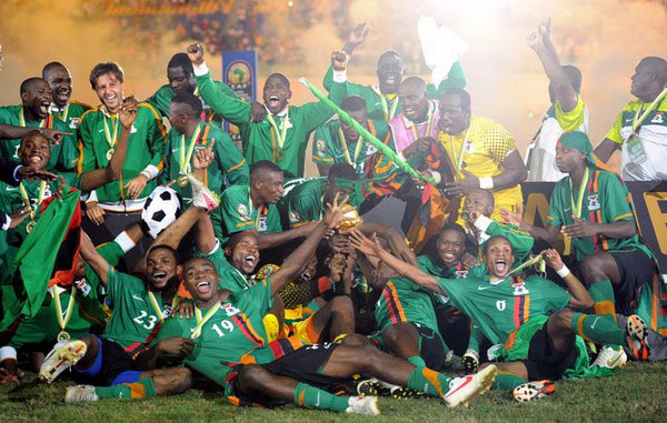 三代校友聚绿茵 上海交大的这一场校友足球赛乐趣多（上海交大三代校友会师绿茵，校友足球赛精彩不断）