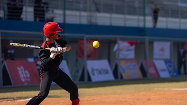 阿根廷队2026年世界杯球衣：经典蓝白条纹+黑色三道杠配饰