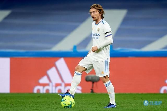 融于池畔，简于形制；瑞典高尔夫球场度假木屋设计